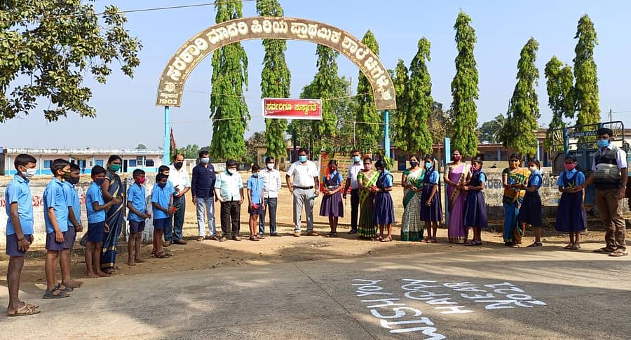 ಮುಂಡಗೋಡ ತಾಲ್ಲೂಕಿನ ಚಿಗಳ್ಳಿ ಮಾದರಿ ಪ್ರಾಥಮಿಕ ಶಾಲೆಯ ಪ್ರವೇಶದ್ವಾರದಲ್ಲಿಯೇ ವಿದ್ಯಾರ್ಥಿಗಳ ಥರ್ಮಲ್ ಪರೀಕ್ಷೆ ನಡೆಸಿ, ಹೂವು ನೀಡಿ ಶಿಕ್ಷಕರು ಸ್ವಾಗತಿಸಿದರು