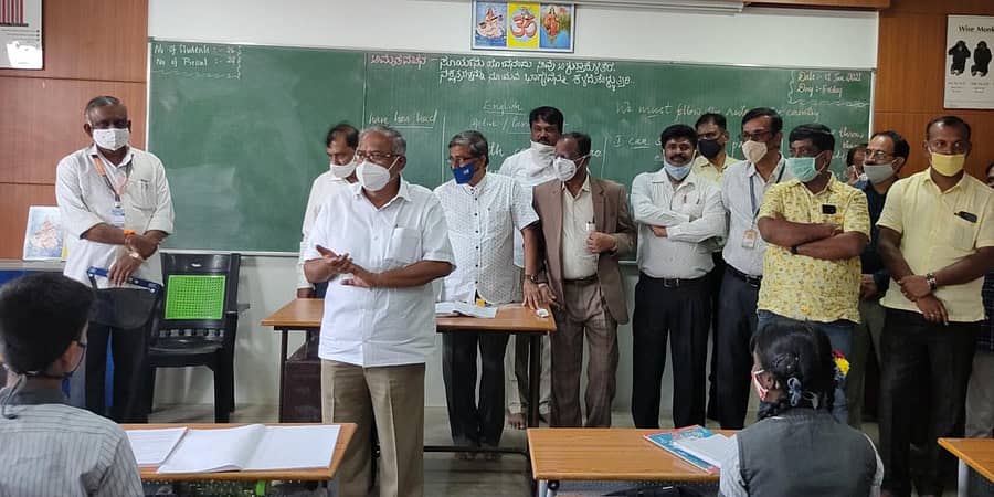 ಆನೇಕಲ್ ತಾಲ್ಲೂಕಿನ ದೊಮ್ಮಸಂದ್ರ ಸರಸ್ವತಿ ವಿದ್ಯಾನಿಕೇತನ ಶಾಲೆಗೆ ಸಚಿವ ಎಸ್.ಸುರೇಶ್ ಕುಮಾರ್ ಭೇಟಿ ನೀಡಿ ವಿದ್ಯಾರ್ಥಿಗಳೊಂದಿಗೆ ಸಂವಾದ ನಡೆಸಿದರು