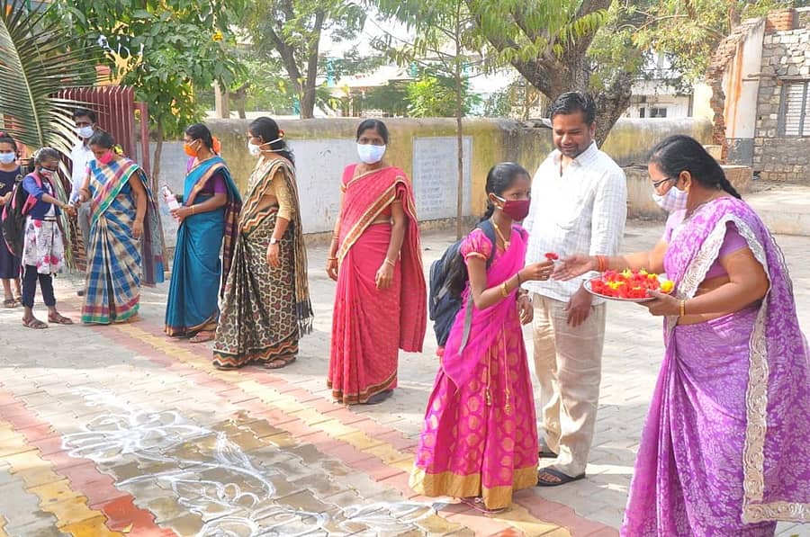 ಗದುಗಿನ ಬಸವೇಶ್ವರ ನಗರದ ಸರ್ಕಾರಿ ಶಾಲೆಯ ವಿದ್ಯಾರ್ಥಿಗಳನ್ನು ಶಿಕ್ಷಕರು ಹೂವು ನೀಡಿ ಸ್ವಾಗತಿಸಿದರು