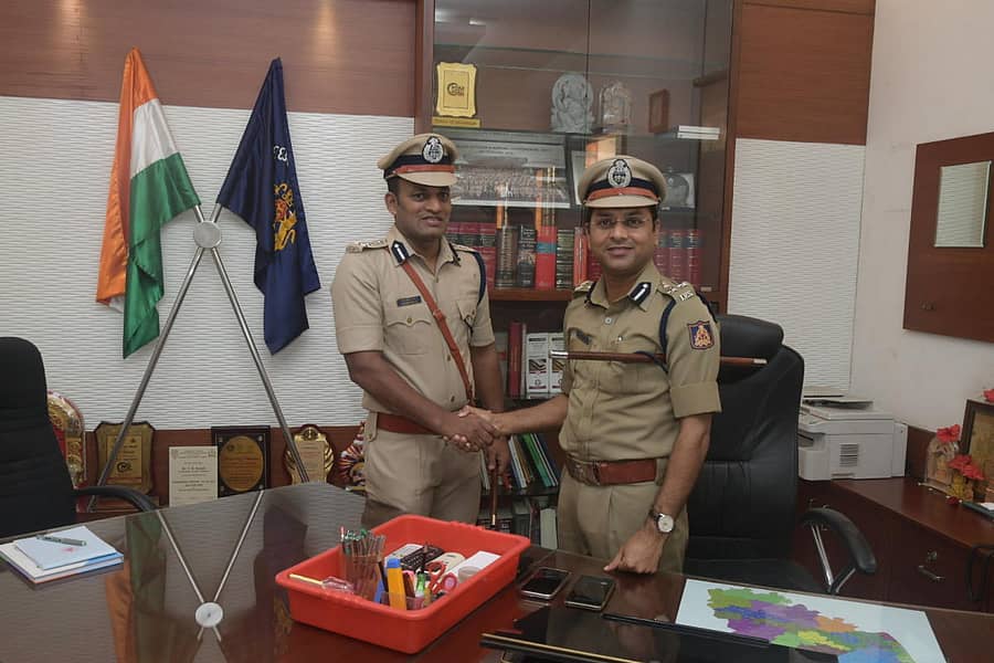 ಮಂಗಳೂರು ನಗರದ ನೂತನ ಪೊಲೀಸ್ ಕಮಿಷನರ್ ಆಗಿ ಎನ್. ಶಶಿಕುಮಾರ್ ಶುಕ್ರವಾರ ವಿಕಾಸ್‌ಕುಮಾರ್ ಅವರಿಂದ ಅಧಿಕಾರ ಸ್ವೀಕರಿಸಿದರು.