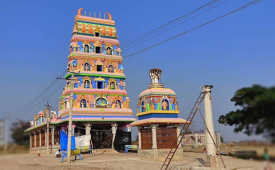 ಹೊಳಲ್ಕೆರೆ ತಾಲ್ಲೂಕಿನ ದುಮ್ಮಿ ಗೊಲ್ಲರಹಟ್ಟಿಯಲ್ಲಿರುವ ಜುಂಜಪ್ಪ ಸ್ವಾಮಿ ದೇವಾಲಯ