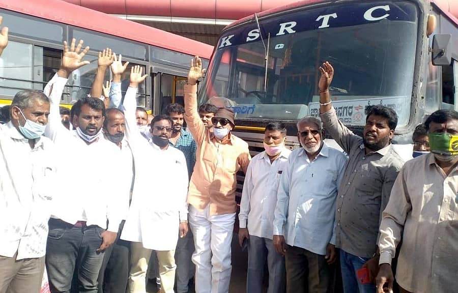 ವಾಟಾಳ್‌ ನಾಗರಾಜ್‌ ಅವರು ಬೆಂಬಲಿಗರೊಂದಿಗೆ ಶನಿವಾರ ಕೆಎಸ್‌ಆರ್‌ಟಿಸಿ ಬಸ್‌ ನಿಲ್ದಾಣದಲ್ಲಿ  ಪ್ರತಿಭಟನೆ ನಡೆಸಿದರು