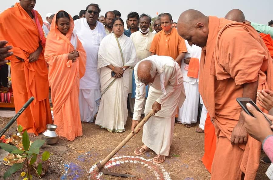 ವಿಜಯಪುರ ತಾಲ್ಲೂಕಿನ ಕವಲಗಿ ಗ್ರಾಮದ ಜಗದ್ಗುರು ಶಿವಯೋಗಿ ಶ್ರೀಸಿದ್ಧರಾಮೇಶ್ವರ ಕುಡು ಒಕ್ಕಲಿಗ ಮಹಾಸಂಸ್ಥಾನ ಗುರುಪೀಠ ಸ್ಥಾಪನೆಗೆ ಜ್ಞಾನಯೋಗಾಶ್ರಮದ ಸಿದ್ಧೇಶ್ವರ ಸ್ವಾಮೀಜಿ ಭೂಮಿಪೂಜೆ ನೆರವೇರಿಸಿದರು