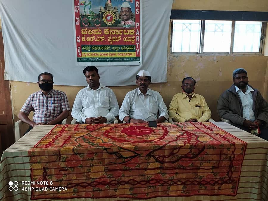 ಬೆಳಗಾವಿಯಲ್ಲಿ ನಡೆದ ಸಭೆಯಲ್ಲಿ ಕರ್ನಾಟಕ ರಾಷ್ಟ್ರ ಸಮಿತಿ ಪಕ್ಷದ ಅಧ್ಯಕ್ಷ ರವಿಕೃಷ್ಣಾ ರೆಡ್ಡಿ ಮಾತನಾಡಿದರು