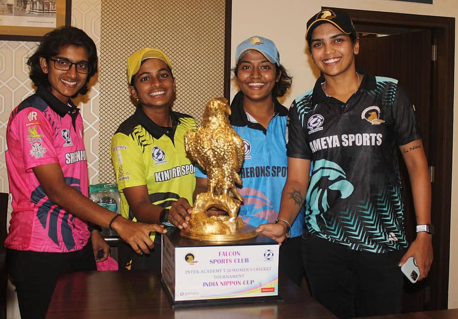 ಶನಿವಾರ ಫಾಲ್ಕನ್ ಕಪ್ ಅನಾವರಣಗೊಳಿಸಿದ ರಕ್ಷಿತಾ ಕೃಷ್ಣಪ್ಪ, ಸಿ. ಪ್ರತ್ಯೂಷಾ, ಜಿ. ದಿವ್ಯಾ ಮತ್ತು ವೇದಾ ಕೃಷ್ಣಮೂರ್ತಿ