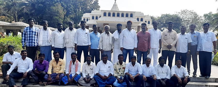 ಹೊಳಲ್ಕೆರೆಯ ಒಂಟಿಕಂಬದ ಮಠದಲ್ಲಿ ಗ್ರಾಮ ಪಂಚಾಯಿತಿ ಸದಸ್ಯರು ಗ್ರಾಮಗಳನ್ನು ಪುರಸಭೆಗೆ ಸೇರ್ಪಡೆ ಮಾಡಬಾರದು ಎಂದು ಆಗ್ರಹಿಸಿ ಪ್ರತಿಭಟನೆ ನಡೆಸಿದರು