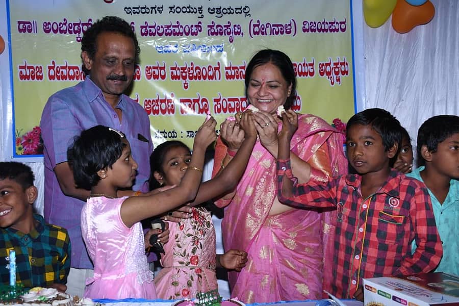 ಬಬಲೇಶ್ವರ ತಾಲ್ಲೂಕಿನ ಕಾಖಂಡಕಿಯಲ್ಲಿ ಮಾಜಿ ದೇವದಾಸಿಯರ ಮಕ್ಕಳೊಂದಿಗೆ ಜಿಲ್ಲಾ ಪಂಚಾಯ್ತಿ ಅಧ್ಯಕ್ಷೆ ಸುಜಾತಾ ಕಳ್ಳಿಮನಿ ಕೇಕ್ ಕತ್ತರಿಸಿ ಹೊಸ ವರ್ಷಾಚರಣೆ ಆಚರಿಸಿದರು