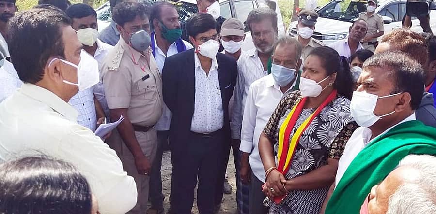 ಕಲ್ಲುಗಣಿಗಾರಿಕೆ ತಡೆಯಲು ಅಧಿಕಾರಿಗಳು ವಿಫಲರಾಗಿದ್ದಾರೆ ಎಂದು ಆರೋಪಿಸಿ ಪ್ರಗತಿಪರ ಸಂಘಟನೆಗಳ ಕಾರ್ಯಕರ್ತರು ಸಚಿವ ಸಿ.ಸಿ.ಪಾಟೀಲ ಅವರಿಗೆ ದೂರು ನೀಡಿದರು