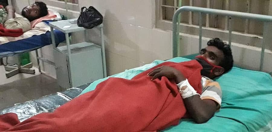 ಅರಸೀಕೆರೆ ತಾಲ್ಲೂಕು ಆಸ್ಪತ್ರೆಯಲ್ಲಿ ಚಿಕಿತ್ಸೆ ಪಡೆಯುತ್ತಿರುವ ಗಾಯಾಳುಗಳು.