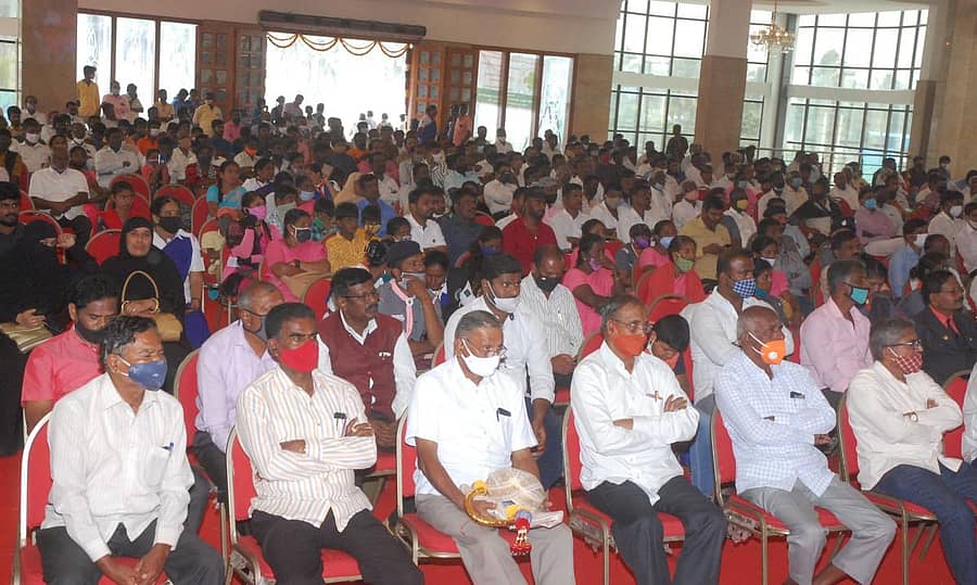 ಭಾರತ್ ಸ್ಕೌಟ್ಸ್ ಮತ್ತು ಗೈಡ್ಸ್ ಸಂಸ್ಥೆ ಜಿಲ್ಲಾ ಮುಖ್ಯ ಆಯುಕ್ತ ಕೆ.ವಿ.ಶಂಕರಪ್ಪ ಅವರ ಹುಟ್ಟು ಹಬ್ಬದ ಅಂಗವಾಗಿ ಕೋಲಾರದಲ್ಲಿ ಶನಿವಾರ ನಡೆದ ಅಭಿನಂದನಾ ಸಮಾರಂಭದಲ್ಲಿ ಸಾರ್ವಜನಿಕರು ಪಾಲ್ಗೊಂಡರು.