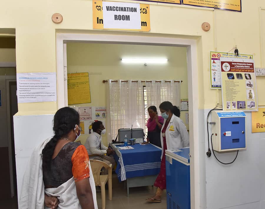 ಕಾಮಾಕ್ಷಿಪಾಳ್ಯದ ಪ್ರಾಥಮಿಕ ಆರೋಗ್ಯ ಕೇಂದ್ರದಲ್ಲಿ ಕೋವಿಡ್ ಲಸಿಕೆ ಹಾಕುವ ತಾಲೀಮು ನಡೆಸಲಾಯಿತು – ಪ್ರಜಾವಾಣಿ ಚಿತ್ರ