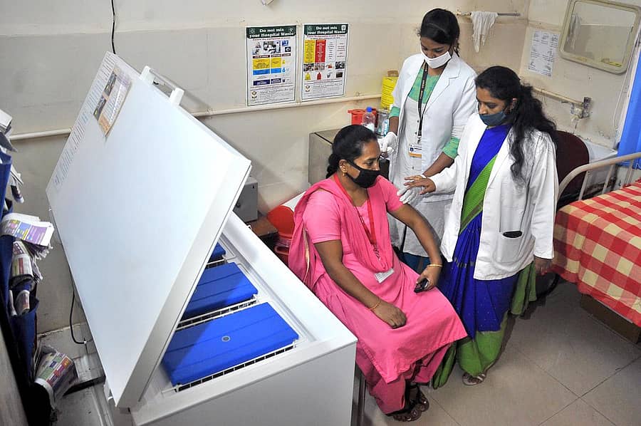 ಬೆಂಗಳೂರಿನ ವಿದ್ಯಾಪೀಠದ ಪ್ರಾಥಮಿಕ ಆರೋಗ್ಯ ಕೇಂದ್ರದಲ್ಲಿ ಕೋವಿಡ್ ಲಸಿಕೆಯ ತಾಲೀಮು ನಡೆಯಿತು – ಪ್ರಜಾವಾಣಿ ಚಿತ್ರ