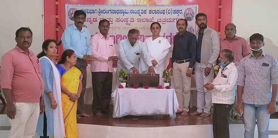 ಹಿರಿಯೂರಿನ ಈಶ್ವರೀಯ ವಿದ್ಯಾಲಯದಲ್ಲಿ ಶನಿವಾರ ಹಮ್ಮಿಕೊಂಡಿದ್ದ ವಿಶ್ವಸಂಗೀತ ದಿನಾಚರಣೆಯನ್ನು ಸಂಗೀತ ವಿದ್ವಾನ್ ಆರ್. ತಿಪ್ಪೇಸ್ವಾಮಿ ಉದ್ಘಾಟಿಸಿದರು