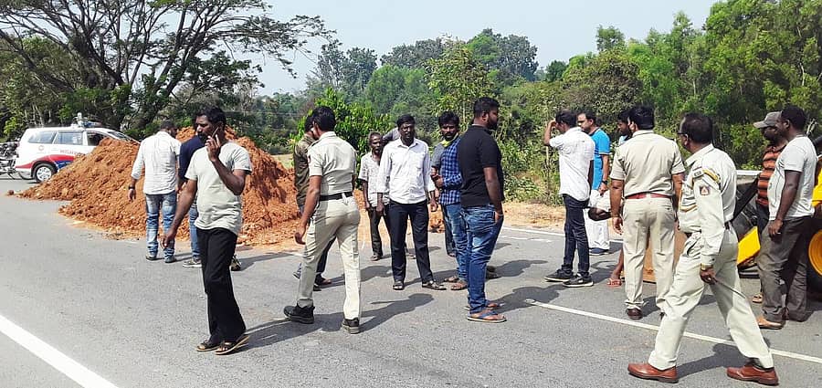 ಕೊಪ್ಪ ತಾಲ್ಲೂಕಿನ ಸಿಗದಾಳು ಬಳಿ ರಾಷ್ಟ್ರೀಯ ಹೆದ್ದಾರಿ 169 ರಲ್ಲಿ ಪೈಪ್ಲೈನ್ ದುರಸ್ತಿಗಾಗಿ ರಸ್ತೆ ಅಗೆದ ಸ್ಥಳದಲ್ಲಿ ಜನರು ಪ್ರತಿಭಟಿಸಿದರು.