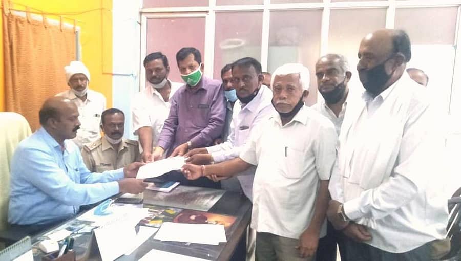 ಚಿಂತಾಮಣಿಯ ರಾಗಿ ಖರೀದಿ ಕೇಂದ್ರದಲ್ಲಿ ರೈತರಿಗೆ ಕಿರುಕುಳ ನೀಡಲಾಗುತ್ತಿದೆ ಎಂದು ಆರೋಪಿಸಿ ತಾಲ್ಲೂಕು ಕೃಷಿಕ ಸಮಾಜದ ಅಧ್ಯಕ್ಷ ಹಾಗೂ ನಿರ್ದೇಶಕರು ತಹಶೀಲ್ದಾರ್ ಅವರಿಗೆ ದೂರು ನೀಡಿದರು