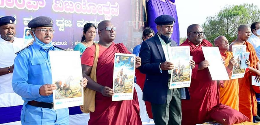 ಆನೇಕಲ್ ತಾಲ್ಲೂಕಿನ ಸರ್ಜಾಪುರ ಸಮೀಪದ ದಮ್ಮಗಿರಿಯಲ್ಲಿ ಸಮತಾ ಸೈನಿಕ ದಳದ ವತಿಯಿಂದ ಆಯೋಜಿಸಿದ್ದ ಕೊರೆಗಾಂವ್ ವಿಜಯೋತ್ಸವದಲ್ಲಿ ಕೋರೆಗಾಂವ್ ಜಾಗೃತಿ ಮೂಡಿಸುವ ಭಿತ್ತಿಚಿತ್ರ ಬಿಡುಗಡೆ ಮಾಡಲಾಯಿತು