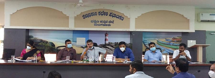 ಮಂಗಳೂರಿನಲ್ಲಿ ಶನಿವಾರ ನಡೆದ ಸಭೆಯಲ್ಲಿ ಜಿಲ್ಲಾ ಉಸ್ತುವಾರಿ ಕಾರ್ಯದರ್ಶಿ ಎ. ಪೊನ್ನುರಾಜ್ ಮಾತನಾಡಿದರು.