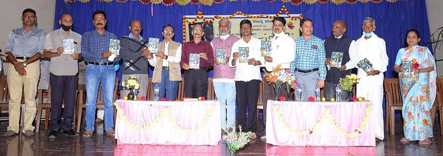 ಸುರೇಂದ್ರ ವಾಂಕ್ಡೋತ್ ಅವರ ‘ಕಾಡ ಮಲ್ಲಿಗೆ’ ಕೃತಿಯನ್ನು ಶನಿವಾರ ಬಿಡುಗಡೆ ಮಾಡಲಾಯಿತು.