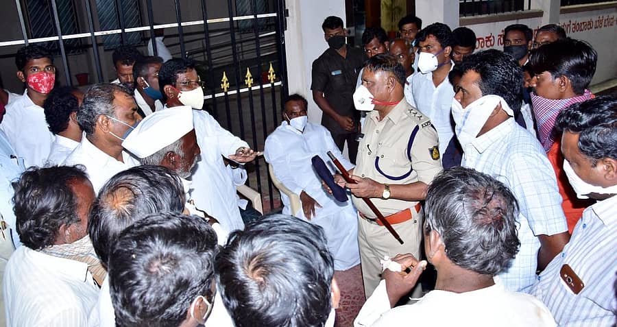 ಕಲಬುರ್ಗಿಯಲ್ಲಿ ಶನಿವಾರ ಮಗುವಿನ ಮರಣೋತ್ತರ ಪರೀಕ್ಷೆ ನಡೆಸುವ ಸ್ಥಳಕ್ಕೆ ಬಂದ ಪೊಲೀಸ್ ಅಧಿಕಾರಿಗಳನ್ನು ಕೋಲಿ ಸಮಾಜ ಹಾಗೂ ಕಾಂಗ್ರೆಸ್ ಮುಖಂಡರು ತರಾಟೆ ತೆಗೆದುಕೊಂಡರು