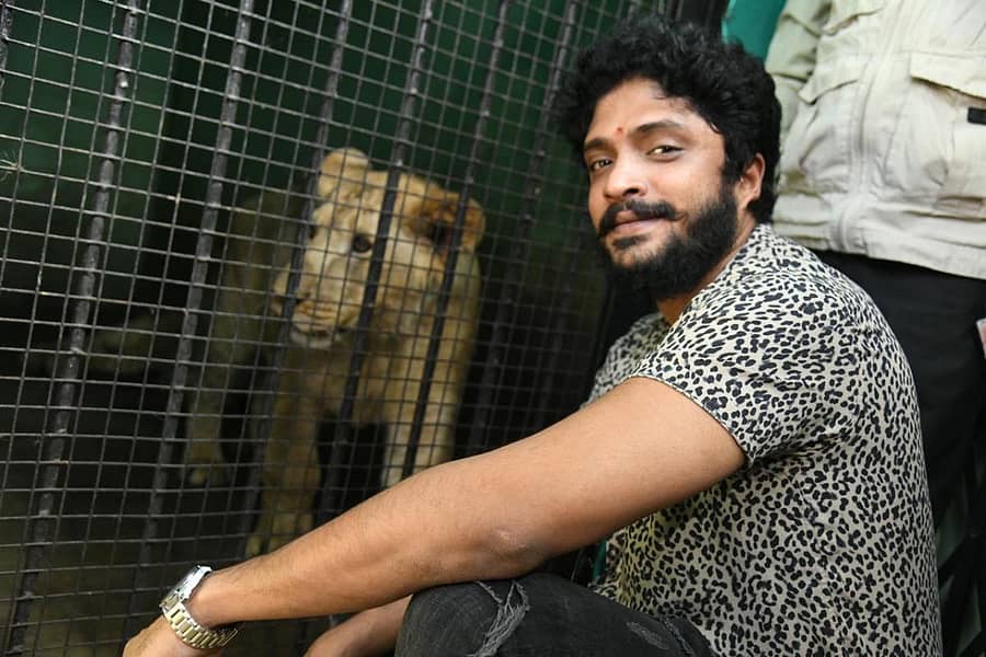 ದತ್ತು ಪಡೆದ ಸಿಂಹದ ಮರಿಯೊಂದಿಗೆ ನಟ ವಸಿಷ್ಠ ಸಿಂಹ