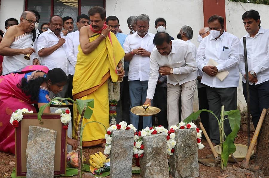 ವಿನಾಯಕ ಬಡಾವಣೆಯಲ್ಲಿ ಧ್ಯಾನ ಮಂದಿರ ಕಾಮಗಾರಿಗೆ ಶಾಸಕ ಮುನಿರತ್ನ ಚಾಲನೆ ನೀಡಿದರು. ಎಸ್.ವೆಂಕಟೇಶ್ ಬಾಬು, ಜಿ. ಮೋಹನ್ ಕುಮಾರ್, ಮಾರುತಿ ಇದ್ದಾರೆ