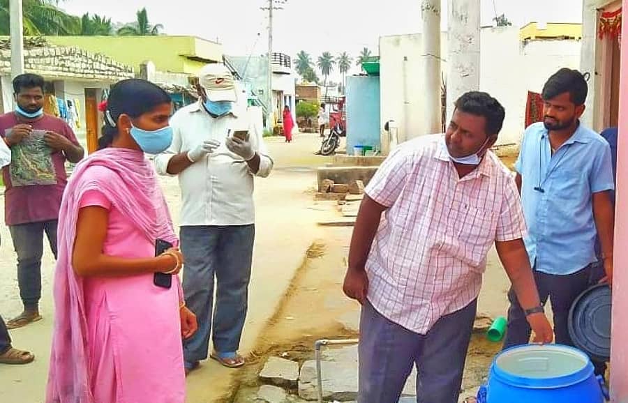 ಹೊಸಪೇಟೆ ತಾಲ್ಲೂಕಿನ ಸೀತಾರಾಮ ತಾಂಡಾಕ್ಕೆ ಭಾನುವಾರ ಭೇಟಿ ನೀಡಿದ ತಾಲ್ಲೂಕು ಆರೋಗ್ಯ ಅಧಿಕಾರಿ ಡಾ. ಭಾಸ್ಕರ್ ಅವರು ಗ್ರಾಮದ ಮಹಿಳೆಯೊಬ್ಬರಿಗೆ ನೀರು ಸಂಗ್ರಹಿಸಿ ಇಡದಂತೆ ತಿಳಿಸಿದರು