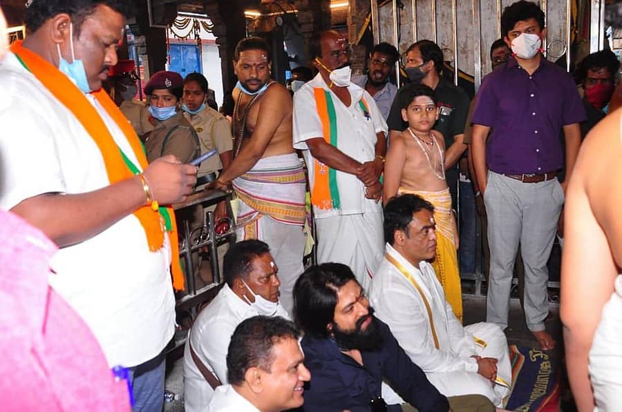 ಅಶ್ವತ್ನಾರಾಯಣ ಅವರೊಂದಿಗೆ ದೇವಾಲಯದಲ್ಲಿ ಕುಳಿತಿರುವ ಯಶ್