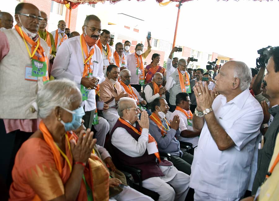 ಶಿವಮೊಗ್ಗದಲ್ಲಿ ಭಾನುವಾರ ಹಮ್ಮಿಕೊಂಡಿದ್ದ ರಾಜ್ಯ ಬಿಜೆಪಿ ವಿಶೇಷ ಸಭೆಗೂ ಮೊದಲು ಜನಸಂಘದ ಹಿರಿಯರನ್ನು ಮುಖ್ಯಮಂತ್ರಿ ಬಿ.ಎಸ್. ಯಡಿಯೂರಪ್ಪ ಅಭಿನಂದಿಸಿದರು.