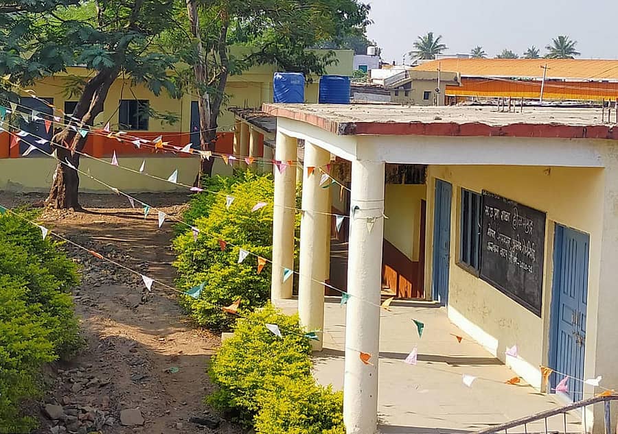 ಕಮಲನಗರ ತಾಲ್ಲೂಕಿನ ಹೊಳಸಮುದ್ರ ಗ್ರಾಮದಲ್ಲಿ ಶಾಸಕ ಪ್ರಭು ಚವಾಣ್ ಅವರ ಪ್ರದೇಶಾಭಿವೃದ್ಧಿ ನಿಧಿಯಲ್ಲಿ ₹ 17 ಲಕ್ಷ ವೆಚ್ಚದಲ್ಲಿ ನಿರ್ಮಿಸಿದ ಸರ್ಕಾರಿ ಮರಾಠಿ ಹಿರಿಯ ಮಾಧ್ಯಮಿಕ ಶಾಲೆಯ ಕಟ್ಟಡ