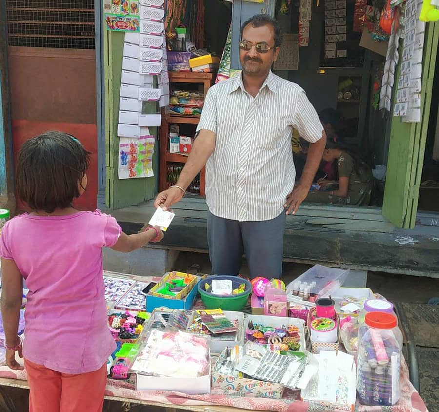 ಕಿತ್ತೂರಿನ ರಂಗಪರದೆ ಕಲಾವಿದ ರಮೇಶ ಪತಂಗೆ ಅವರು ಜೀವನ ನಿರ್ವಹಣೆಗಾಗಿ ಸ್ಟೇಷನರಿ ವಸ್ತುಗಳ ಮಾರಾಟಕ್ಕೆ ಮೊರೆ ಹೋಗಿದ್ದಾರೆಪ್ರಜಾವಾಣಿ ಚಿತ್ರ