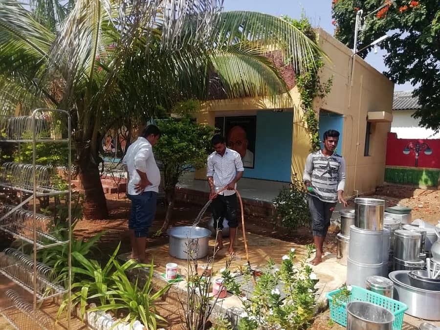 ಹೊಸದುರ್ಗದ ವಸತಿನಿಲಯವೊಂದರಲ್ಲಿ ಅಡುಗೆ ಸಾಮಗ್ರಿಗಳನ್ನು ಸ್ವಚ್ಛಗೊಳಿಸುತ್ತಿರುವ ಸಿಬ್ಬಂದಿ