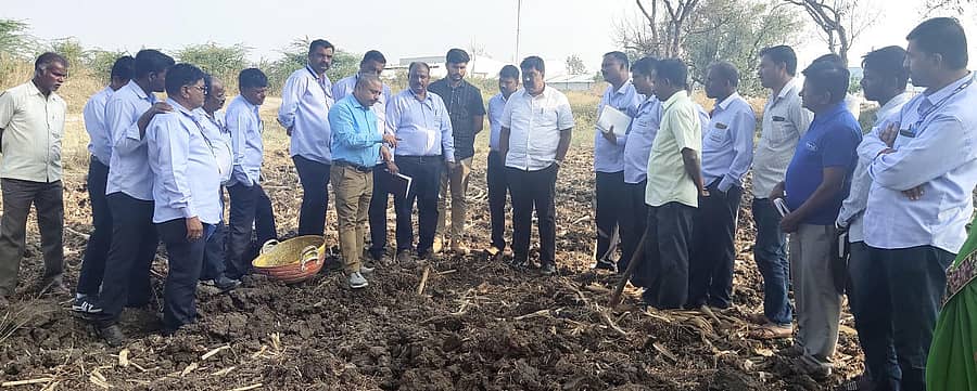 ಹೊಳಲ್ಕೆರೆ ತಾಲ್ಲೂಕಿನ ಮಲ್ಲಾಡಿಹಳ್ಳಿಯ ಅಮೃತ್‌ ಆರ್ಗ್ಯಾನಿಕ್ ಫರ್ಟಿಲೈಸರ್ಸ್ ಕಾರ್ಖಾನೆಯಲ್ಲಿ ನಡೆದ ತರಬೇತಿ ಕಾರ್ಯಕ್ರಮದಲ್ಲಿ ದಾವಣಗೆರೆಯ ತರಳಬಾಳು ಕೃಷಿ ವಿಜ್ಞಾನ ಕೇಂದ್ರದ ವಿಜ್ಞಾನಿ ಡಾ.ಎಂ.ಜಿ.ಬಸವನಗೌಡ ಅವರು ಸಿಬ್ಬಂದಿ ಹಾಗೂ ರೈತರಿಗೆ ಮಾಹಿತಿ ನೀಡಿದರು. ಕಾರ್ಖಾನೆಯ ಎಂಡಿ ನಾಗರಾಜ್ ಇದ್ದರು.