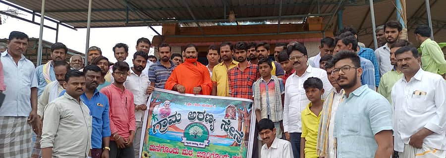 ಹರಪನಹಳ್ಳಿ ತಾಲ್ಲೂಕಿನ ಕಡತಿ ಗ್ರಾಮದಲ್ಲಿ ಗ್ರಾಮ ಅರಣ್ಯ ಸಮಿತಿಯಿಂದ ವಚನಾನಂದ ಸ್ವಾಮೀಜಿ ಅವರನ್ನು ಗೌರವಿಸಲಾಯಿತು