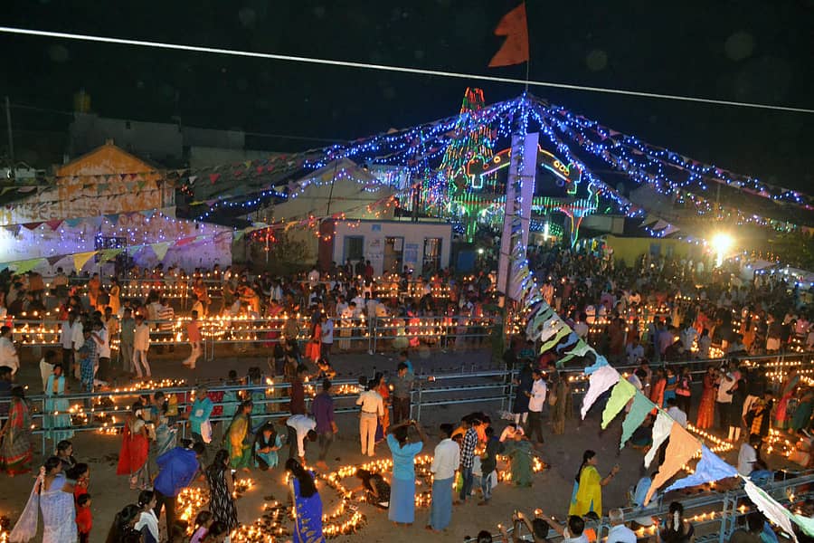 ಮಲೇಬೆನ್ನೂರು ಸಮೀಪದ ಕೊಕ್ಕನೂರಿನ ಆಂಜನೇಯ ಸ್ವಾಮಿ ಕಾರ್ತಿಕೋತ್ಸವ ಶನಿವಾರ ಸಂಭ್ರಮದಿಂದ ನಡೆಯಿತು