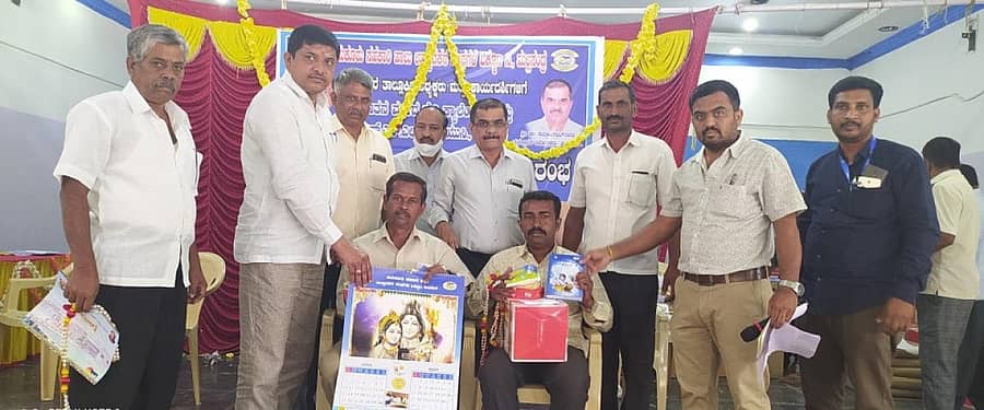 ಹಾಲು ಒಕ್ಕೂಟದ ಅಧ್ಯಕ್ಷ ಸಿ.ವಿ.ಮಹಲಿಂಗಯ್ಯ ಕ್ಯಾಲೆಂಡರ್ ಬಿಡುಗಡೆ ಮಾಡಿದರು