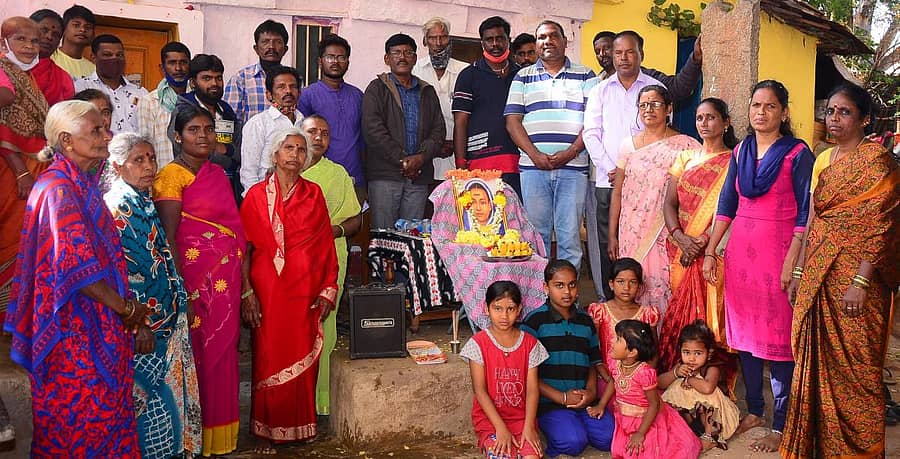 ಸಾವಿತ್ರಿ ಬಾಯಿ ಫುಲೆ ಜನ್ಮದಿನಾಚರಣೆ ಕಾರ್ಯಕ್ರಮದಲ್ಲಿ ಪಾಲ್ಗೊಂಡಿದ್ದ ಕೊಳೆಗೇರಿ ಸಮಿತಿ ಪದಾಧಿಕಾರಿಗಳು ಮತ್ತು ಗಣ್ಯರು