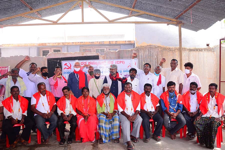ಗ್ರಾಮ ಪಂಚಾಯಿತಿ ಚುನಾವಣೆಯಲ್ಲಿ ಸಿಪಿಐ ಬೆಂಬಲದಿಂದ ಗೆಲುವು ಸಾಧಿಸಿದವರನ್ನು ಪಕ್ಷದಿಂದ ಸನ್ಮಾನಿಸಲಾಯಿತು