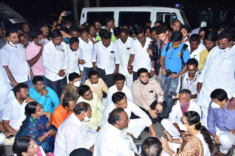 ಕಲಬುರ್ಗಿ ಜಿಮ್ಸ್ ಆಸ್ಪತ್ರೆ ಎದುರಿನ ರಸ್ತೆಯಲ್ಲಿ ಭಾನುವಾರ ರಾತ್ರಿ ಜಿಲ್ಲಾಧಿಕಾರಿ ವಿ.ವಿ. ಜ್ಯೋತ್ಸ್ನಾ ಅವರು ಡಾ. ಅಜಯ್ ಸಿಂಗ್, ತಿಪ್ಪಣ್ಣಪ್ಪ ಕಮಕನೂರ ಸೇರಿದಂತೆ ಮೃತ ಮಗುವಿನ ಸಂಬಂಧಿಕರೊಂದಿಗೆ ಮಾತುಕತೆ ನಡೆಸಿದರು