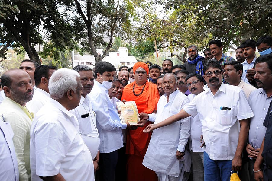 ಗೋಕಾಕ ಜಿಲ್ಲೆ ರಚನೆಗೆ ಆಗ್ರಹಿಸಿ ಜಿಲ್ಲಾ ಹೋರಾಟ ಚಾಲನಾ ಸಮಿತಿಯವವರು ಶೂನ್ಯ ಸಂಪಾದನಮಠದ ಪೀಠಾಧಿಪತಿ ಮುರುಘರಾಜೇಂದ್ರ ಸ್ವಾಮೀಜಿ ನೇತೃತ್ವದಲ್ಲಿ ಜಲಸಂಪನ್ಮೂಲ ಸಚಿವ ರಮೇಶ ಜಾರಕಿಹೊಳಿ ಅವರಿಗೆ ಮನವಿ ಸಲ್ಲಿಸಿದರು. ವಕೀಲರ ಸಂಘದ ಅಧ್ಯಕ್ಷ ಯು.ಬಿ. ಶಿಂಪಿ, ರಾಜೇಂದ್ರ ಸಣ್ಣಕ್ಕಿ, ಎಂ.ಆರ್. ಭೋವಿ, ಬಸವರಾಜ ಖಾನಪ್ಪನವರ ಇದ್ದಾರೆ