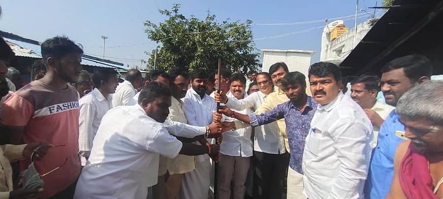 ಶಕ್ತಿನಗರ ಬಳಿಯ ಗುಂಜಳ್ಳಿ ಗ್ರಾಮದಲ್ಲಿ 1.45 ಕೋಟಿ ವೆಚ್ಚದ ಜಲಜೀವನ್ ಮಿಷನ್ ಯೋಜನೆಯ ಕಾಮಗಾರಿಗೆ ಸೋಮವಾರ ಬಸನಗೌಡದದ್ದಲ್ ಅವರು ಭೂಮಿ ಪೂಜೆ ಸಲ್ಲಿಸಿದರು.