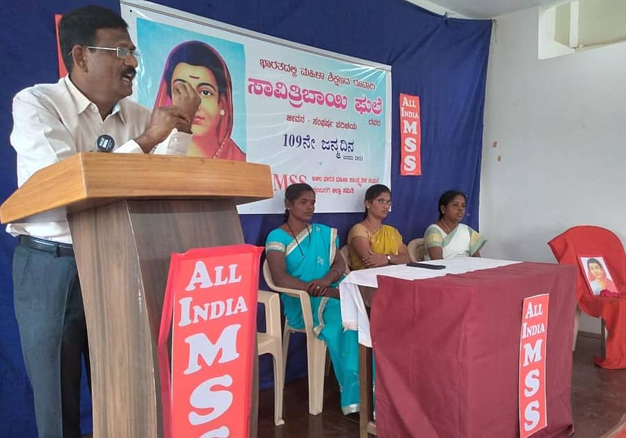 ಸಾವಿತ್ರಿಬಾಯಿ ಫುಲೆ ಜನ್ಮದಿನ ಕಾರ್ಯಕ್ರಮದಲ್ಲಿ ಡಾ. ರಮೇಶ ಲಂಡನಕರ್ ಮಾತನಾಡಿದರು. ಗೌರಮ್ಮ ಸಿ.ಕೆ, ಗುಂಡಮ್ಮ ಮಡಿವಾಳ ಇದ್ದರು