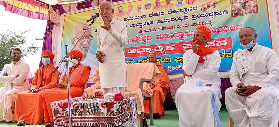 ತೆಲಸಂಗದ ಹನುಮಾನ ದೇವಸ್ಥಾನದ ಉದ್ಘಾಟನೆ ನಿಮಿತ್ತ ನಡೆದ ಪ್ರವಚನ ಕಾರ್ಯಕ್ರಮದಲ್ಲಿ ವಿಜಯಪುರ ಜ್ಞಾನಯೋಗಾಶ್ರಮದ ಸಿದ್ಧೇಶ್ವರ ಸ್ವಾಮೀಜಿ ಮಾತನಾಡಿದರು