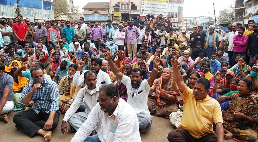 ಬೀದಿ ಬದಿ ವ್ಯಾಪಾರಸ್ಥರ ತೆರವು ಕಾರ್ಯಾಚರಣೆ ವಿರೋಧಿಸಿ ಹುಬ್ಬಳ್ಳಿಯ ದುರ್ಗದಬೈಲ್ ವೃತ್ತದಲ್ಲಿ ಸೋಮವಾರ ವ್ಯಾಪಾರಸ್ಥರು ಪ್ರತಿಭಟನೆ ನಡೆಸಿದರು