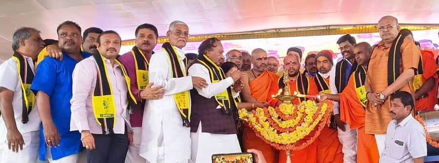 ಸಿಂಧನೂರಿನಲ್ಲಿ ಕುರುಬರ ಎಸ್.ಟಿ ಹೋರಾಟ ಸಮಿತಿಯಿಂದ ಸೋಮವಾರ ನಡೆದ ಕಲಬುರ್ಗಿ ವಿಭಾಗ ಮಟ್ಟದ ಬೃಹತ್ ಸಮಾವೇಶದಲ್ಲಿ ಸಚಿವ ಕೆ.ಎಸ್.ಈಶ್ವರಪ್ಪ ಹಾಗೂ ಶ್ರೀಗಳು ದೀಪ ಬೆಳಗಿಸಿದರು