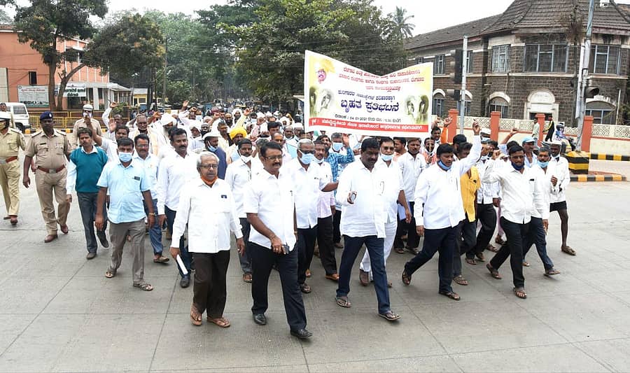 ಬೆಳಗಾವಿಯಲ್ಲಿ ವಿವಿಧ ಬೇಡಿಕೆ ಈಡೇರಿಕೆಗೆ ಆಗ್ರಹಿಸಿ ಕುರಿಗಾಹಿಗಳು ಸೋಮವಾರ ಪ್ರತಿಭಟನೆ ನಡೆಸಿದರುಪ್ರಜಾವಾಣಿ ಚಿತ್ರ