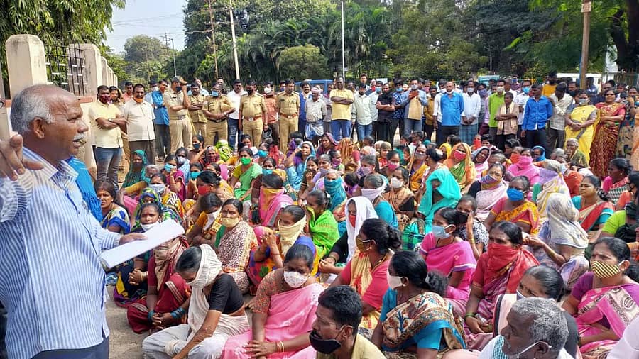 ಹೊಸಪೇಟೆಯ ತುಂಗಭದ್ರಾ ಜಲಾಶಯ ಆಡಳಿತ ಮಂಡಳಿ ಕಚೇರಿ ಎದುರು ಸೋಮವಾರ ನಡೆದ ಪ್ರತಿಭಟನಾ ಸಭೆಯನ್ನು ಉದ್ದೇಶಿಸಿ ತುಂಗಭದ್ರಾ ಜಂಟಿ ಹೋರಾಟ ಕ್ರಿಯಾ ಸಮಿತಿ ಮುಖಂಡ ಡಿ. ವೆಂಕಟರಮಣ ಮಾತನಾಡಿದರು