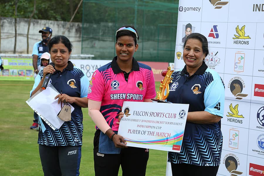 ಪಂದ್ಯದ ಶ್ರೇಷ್ಠ ಆಟಗಾರ್ತಿ ಪ್ರಶಸ್ತಿ ಸ್ವೀಕರಿಸಿದ ಶೀನ್ ತಂಡದ ದೀಪ್ತಿ ಶರ್ಮಾ