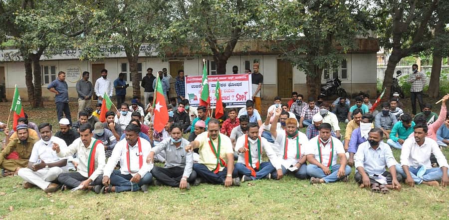 ಎಸ್‌ಡಿಪಿಐ ಕಾರ್ಯಕರ್ತರು ಜಿಲ್ಲಾಡಳಿತ ಭವನದ ಎದುರು ಸೋಮವಾರ ಪ್ರತಿಭಟನೆ ನಡೆಸಿದರು