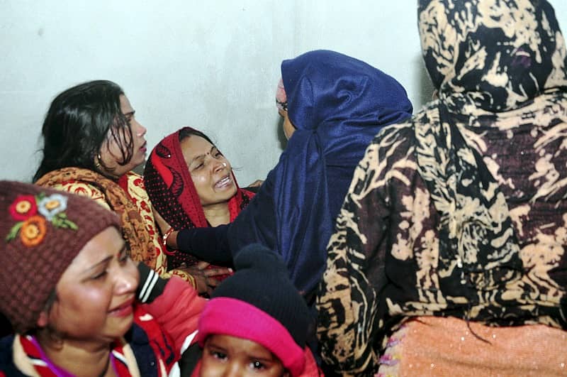 ಶವಾಗಾರದಲ್ಲಿ ಚಾವಣಿ ಕುಸಿದು ಬಲಿಯಾದವರ ಕುಟುಂಬ ಸದಸ್ಯರು ಗಾಜಿಯಾಬಾದ್‌ನಲ್ಲಿರುವ ತಮ್ಮ ನಿವಾಸದಲ್ಲಿ ದುಃಖಿಸಿದರು