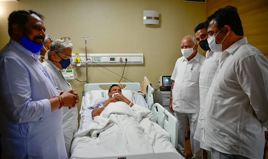 ಮುಖ್ಯಮಂತ್ರಿ ಬಿ.ಎಸ್. ಯಡಿಯೂರಪ್ಪ ಅವರು ಕೇಂದ್ರ ಸಚಿವ ಡಿ.ವಿ. ಸದಾನಂದಗೌಡರ ಅವರ ಆರೋಗ್ಯ ವಿಚಾರಿಸಿದರು. ಡಿಸಿಎಂಗಳಾದ ಡಾ.ಸಿ.ಎನ್. ಅಶ್ವತ್ಥನಾರಾಯಣ, ಲಕ್ಷ್ಮಣ ಸವದಿ, ಸಮಾಜ ಕಲ್ಯಾಣ ಸಚಿವ ಬಿ. ಶ್ರೀರಾಮುಲು ಜತೆಗಿದ್ದರು.